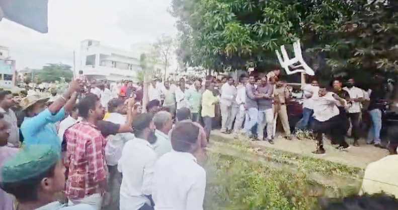 आंध्र प्रदेश के चित्तूर में सांसद के दौरे के बीच टीडीपी और विपक्षी वाईएसआरपीसी कार्यकर्ता भिड़े